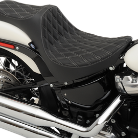 Predator III Seat - Double Diamond - Silver Thread -Softail